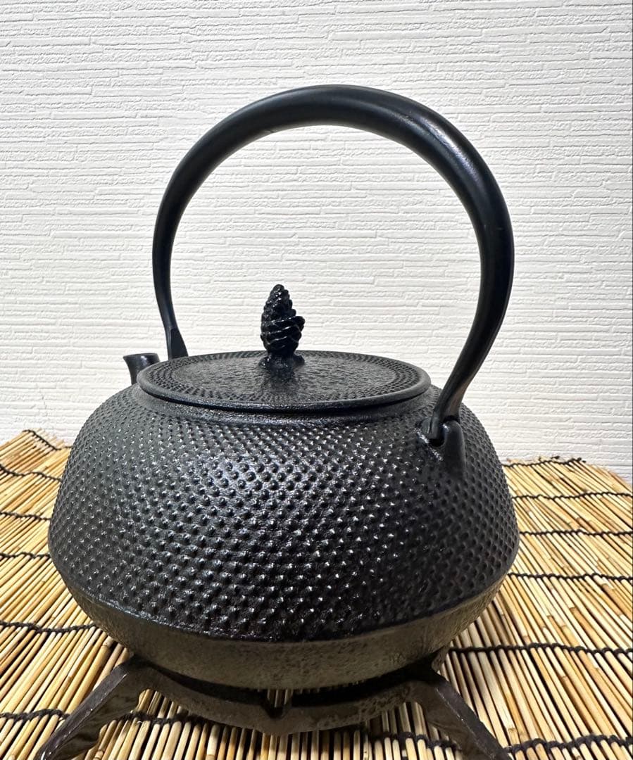 未使用、保管品、付属品付　南部岩鋳造　１８型平アラレ　南部鉄瓶　南部鉄器　鉄瓶