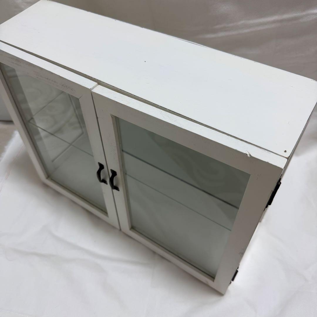 ガラスキャビネット アンティーク調 背面ミラー