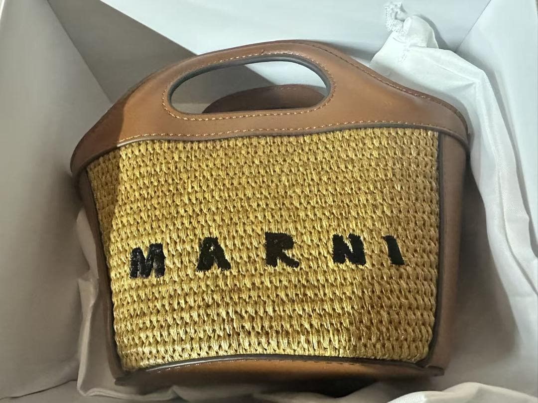 早物勝ち MARNI ロゴ入りかごバッグ