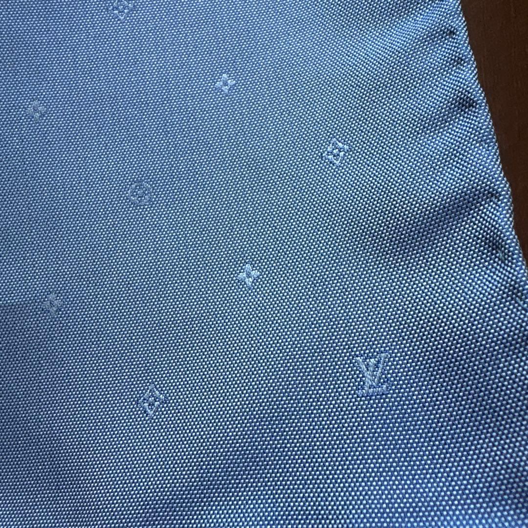 LOUIS VUITTONシルク　ポケットチーフ　ルイヴィトン　透かし　ハンカチ