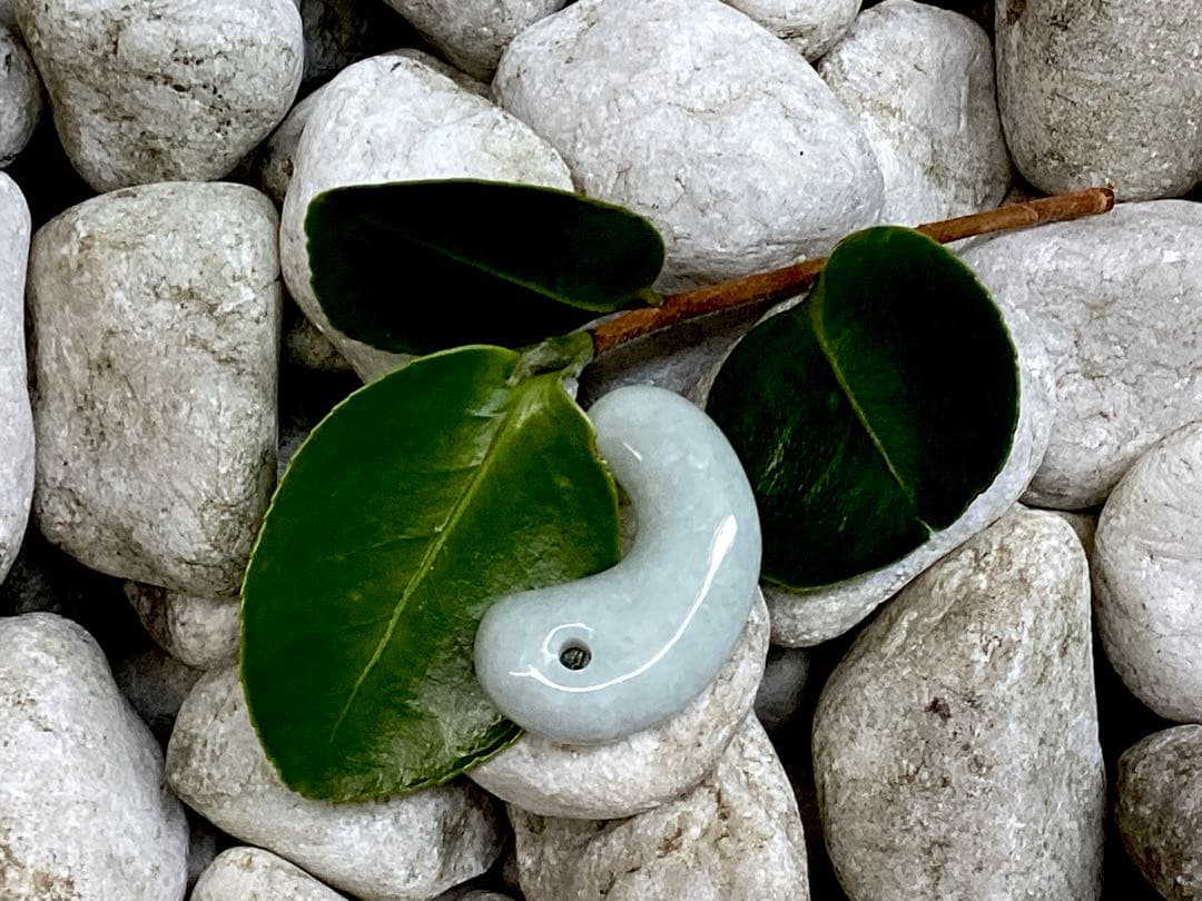 ✳浮かぶ氷紋様‼️　アイスジェイド　吉祥開運*糸魚川翡翠勾玉　お守りに　鑑別書付‼️